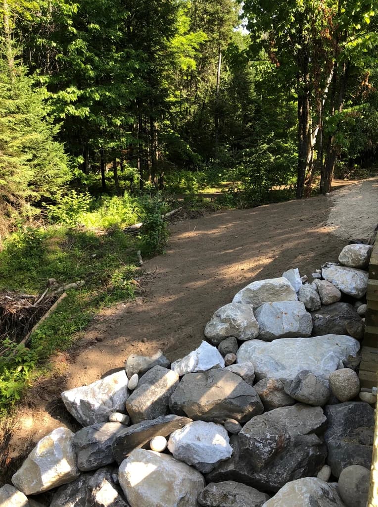 Sol compacté vs sol vivant : pourquoi votre gazon ne tient pas en Outaouais